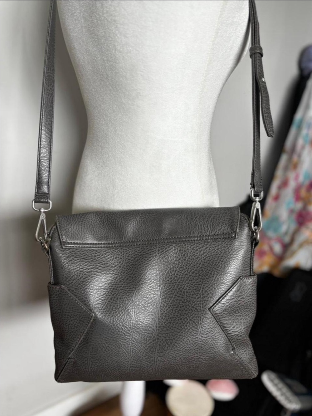 Matt & Nat Grey Crossbody Adjustable Leather Messenger Bag/Purse - Picture 2 of 8